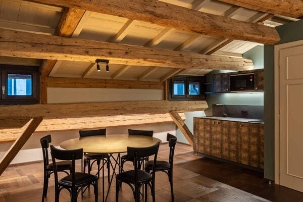 BEAM_MASTER_230V_tavolo_residenza_venezia_rubbi-600×400