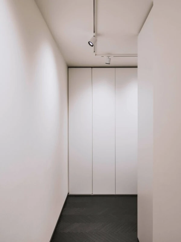 BEAM_MASTER_TRACK_corridoio-1_ber_back__white-600×800