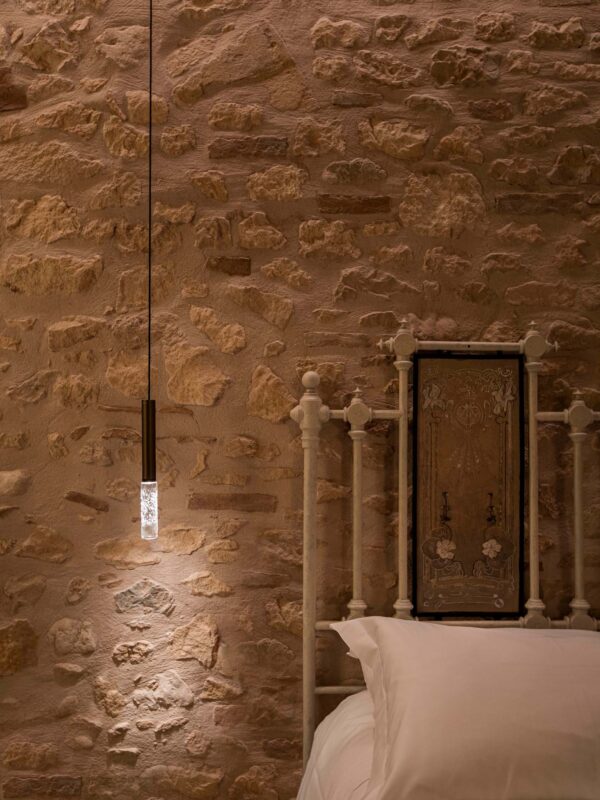 BEAM_STICK_GLASS_camera_letto-1_hotel_magari-600×800