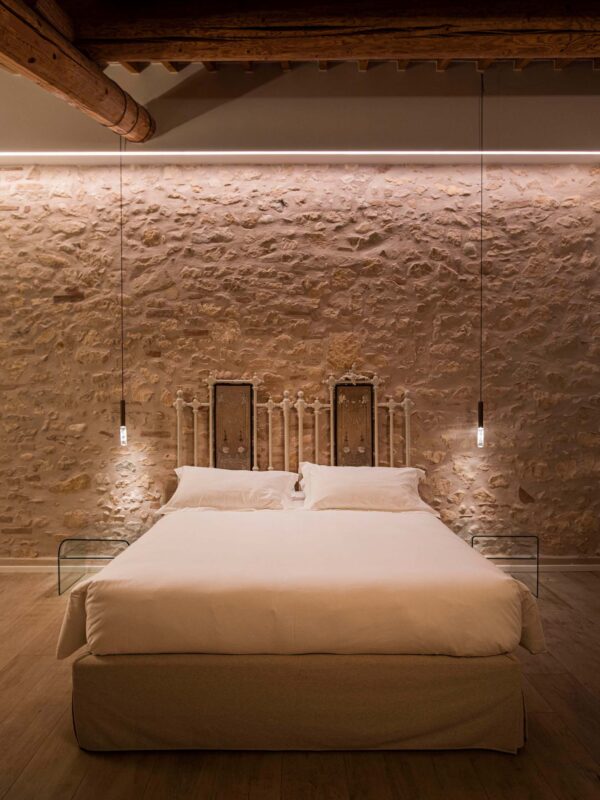 BEAM_STICK_GLASS_camera_letto-2_hotel_magari-600×800