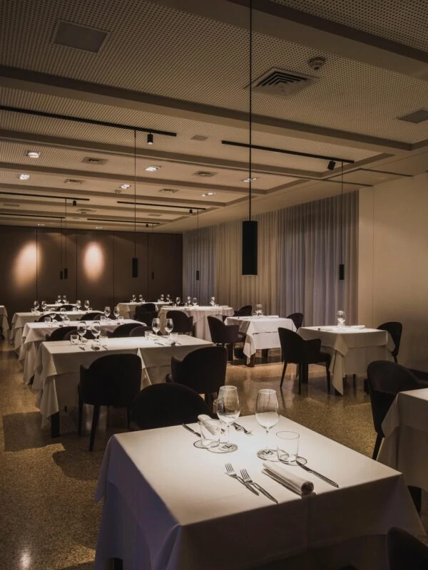 BEAM_STICK_METAL_TRACK_80_ristorante_veneziana-5-600×800