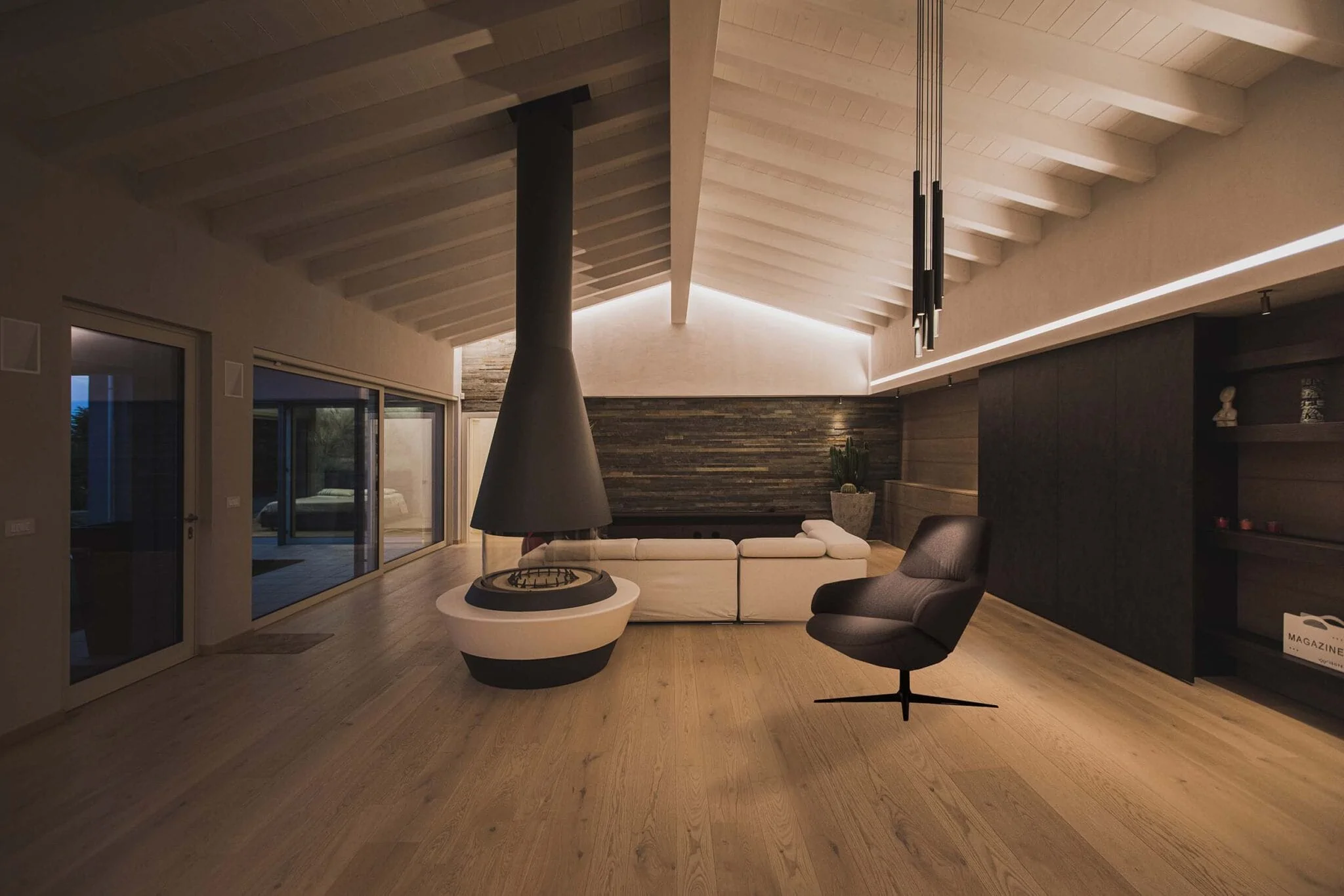 BEAM_STICK_METAL_soggiorno_travi_camino_poltrona_luxury_simi-2048×1366