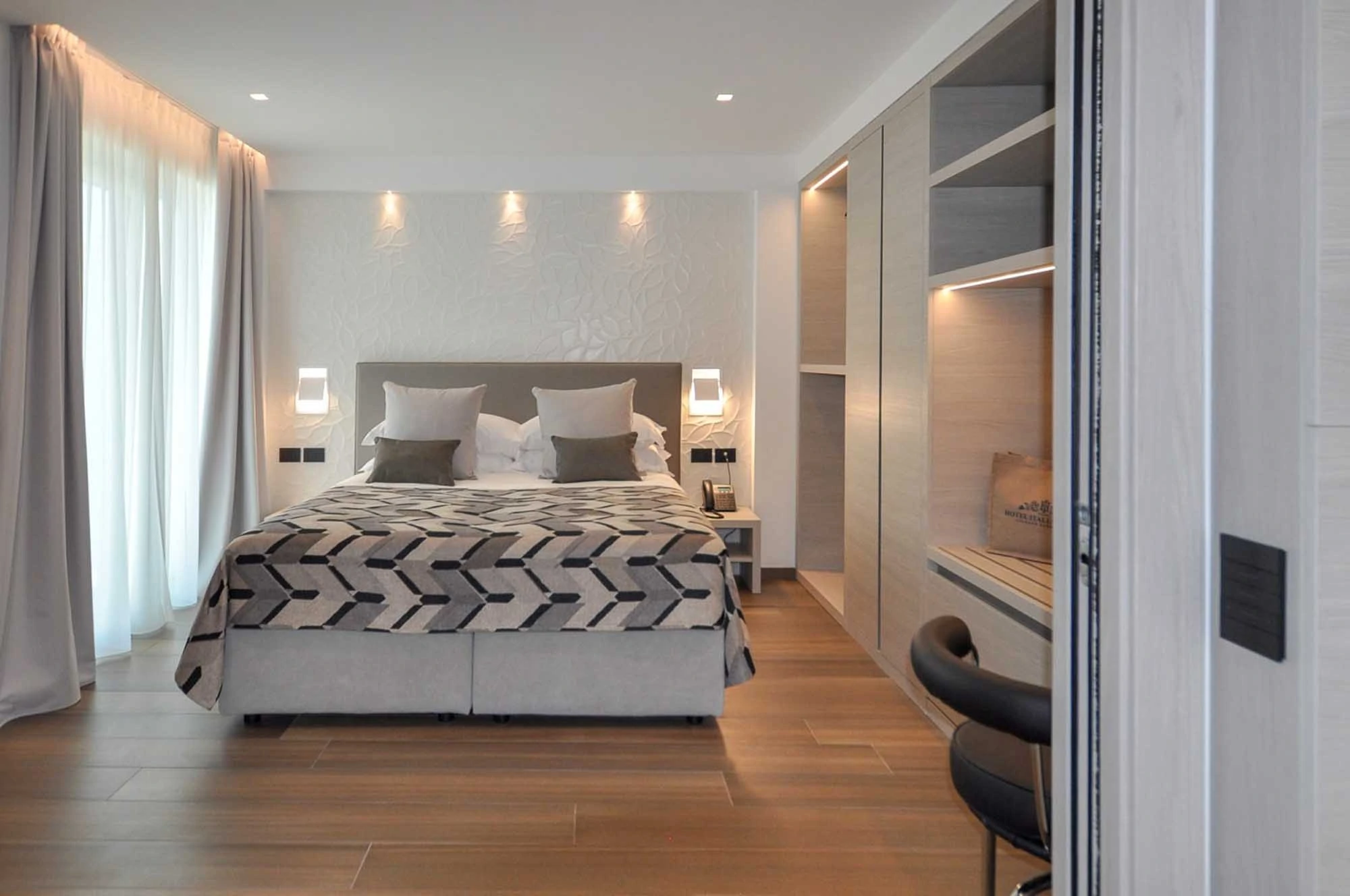 DRAWLIGHT_TINY_camera_armadio_hotel-HI