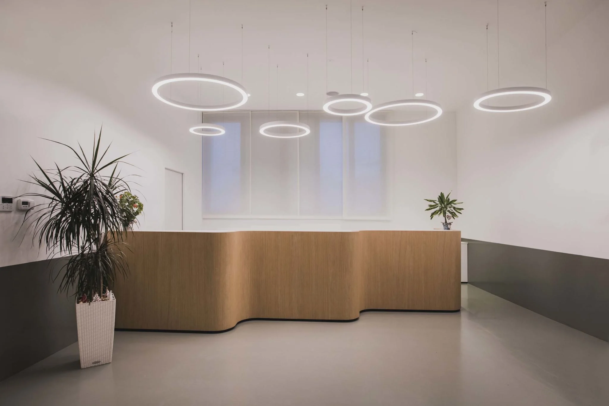 GAVIN_reception-4_bielo-2048×1366