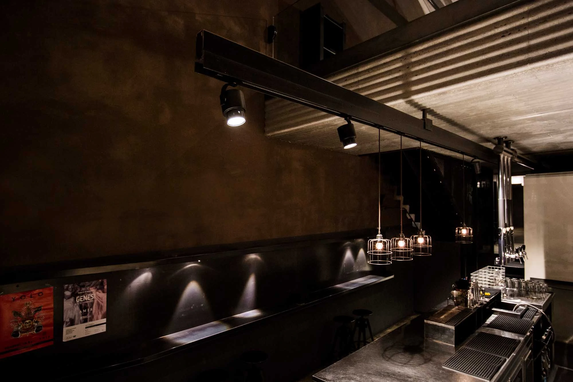 SPOT_LIGHT_230V_TRACK_bancone_bar_shelt-1