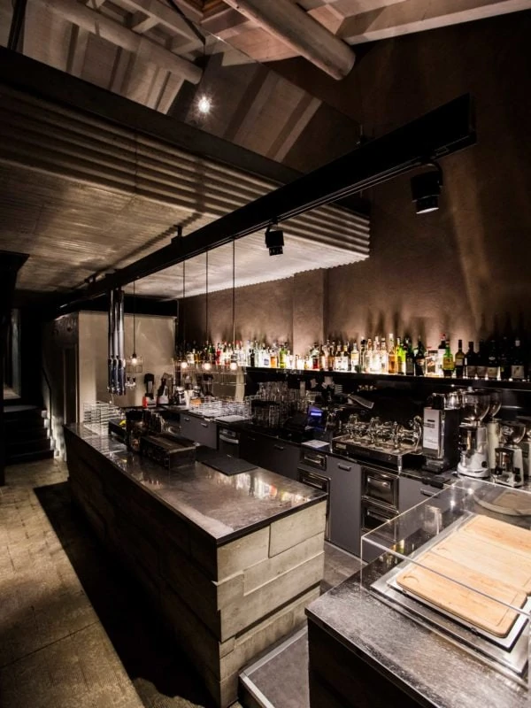 SPOT_LIGHT_230V_TRACK_bancone_bar_shelt-2-600×800