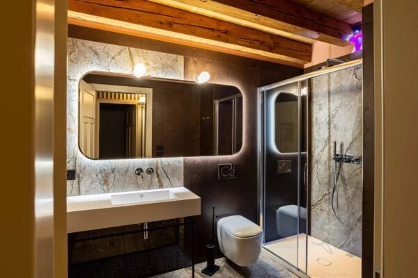 bagno_specchio_residenza_venezia_rubbi-600×400