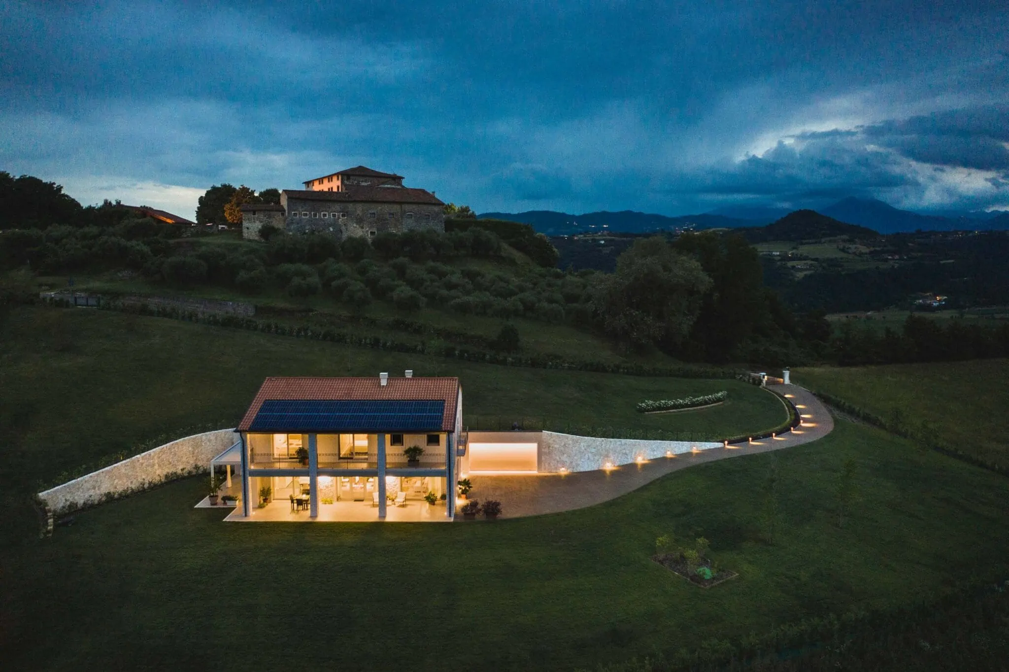 esterno-_vialetto-1_casale_moderno_riva-2048×1364