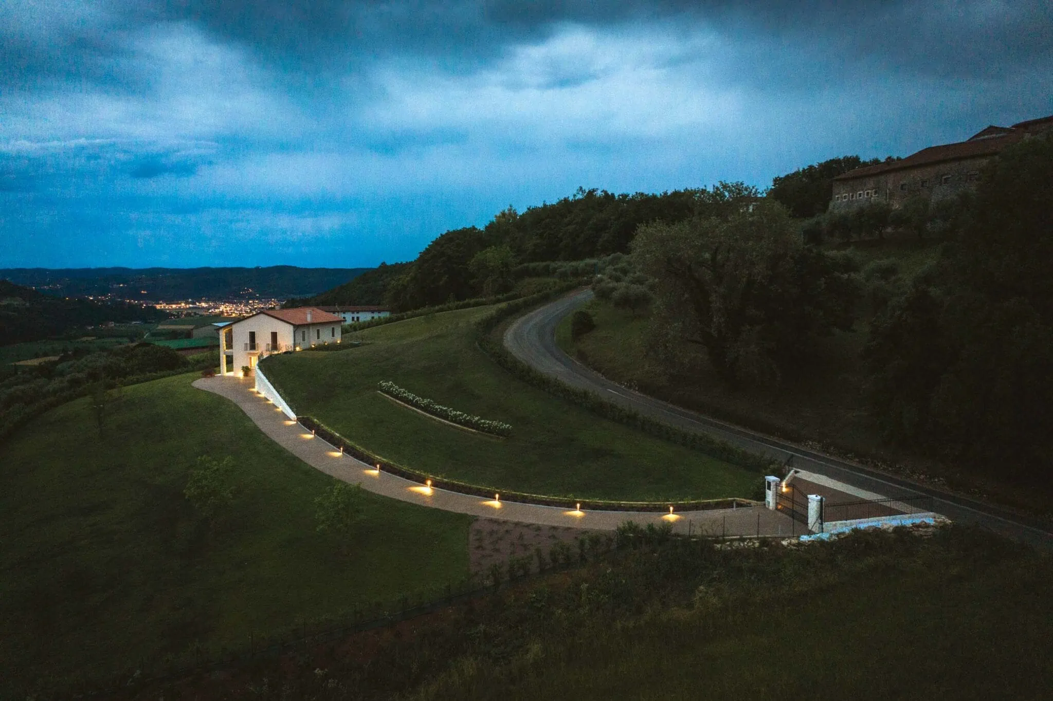 esterno-_vialetto-2_casale_moderno_riva-2048×1364