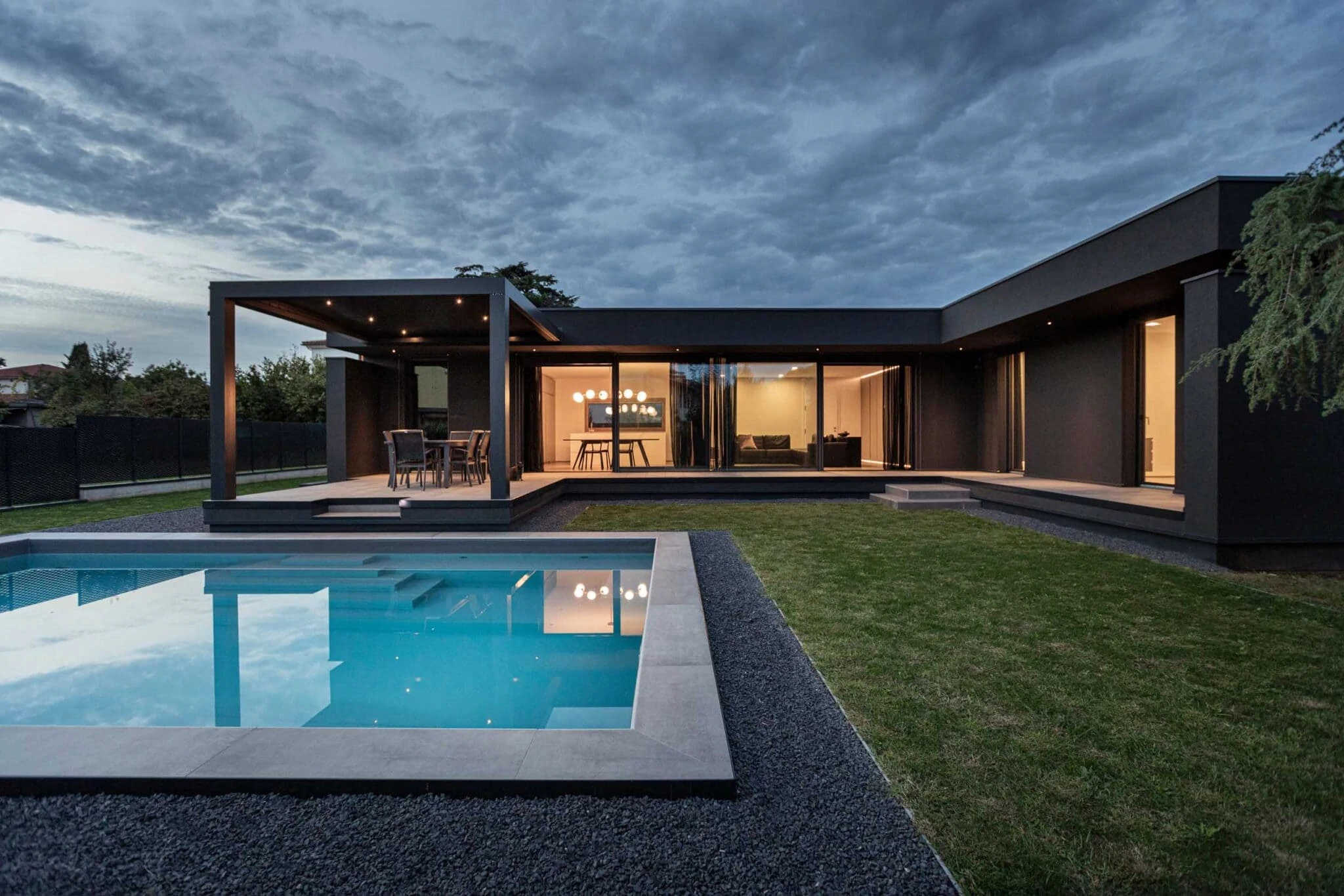 esterno_piscina-1_nero_intenso_biasi-2048×1366