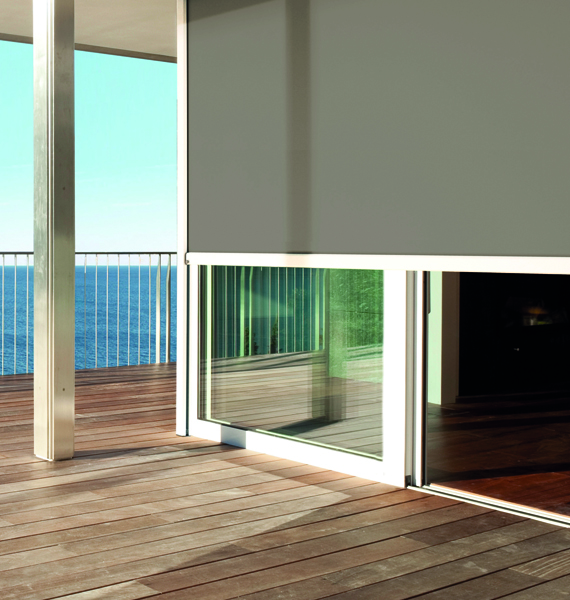 Terrazza di casa moderna con vista su lago e montagne.
