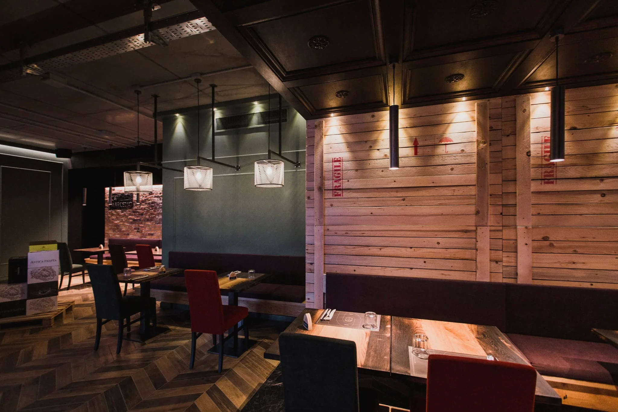 orizz_BEAM_STICK_METAL_kofler-4_OLEV_illuminazione_lampada_ristorante_venezia_lampada_design-2048×1366