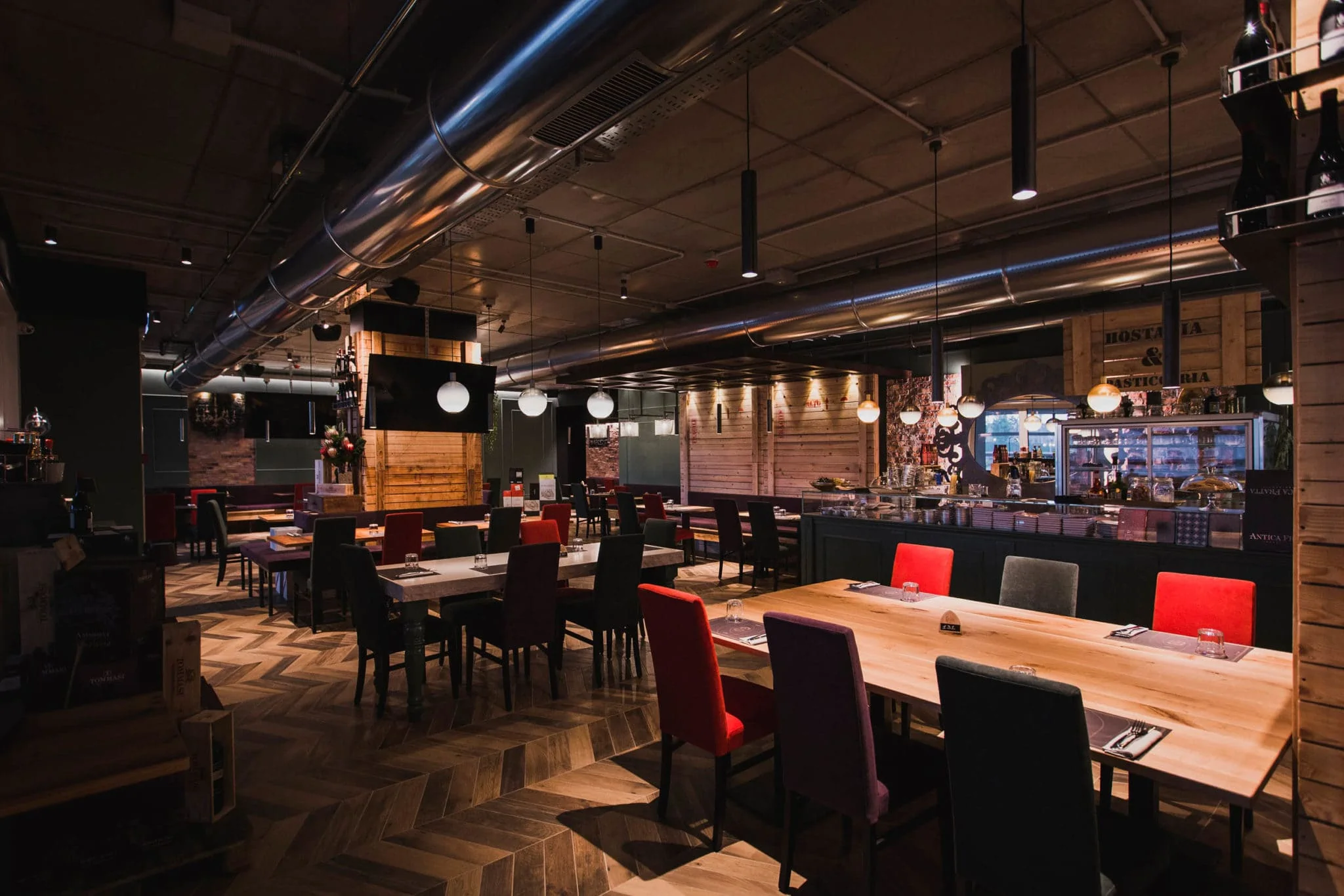 orizz_BEAM_STICK_METAL_kofler-5_OLEV_illuminazione_lampada_ristorante_venezia_lampada_design-2048×1366