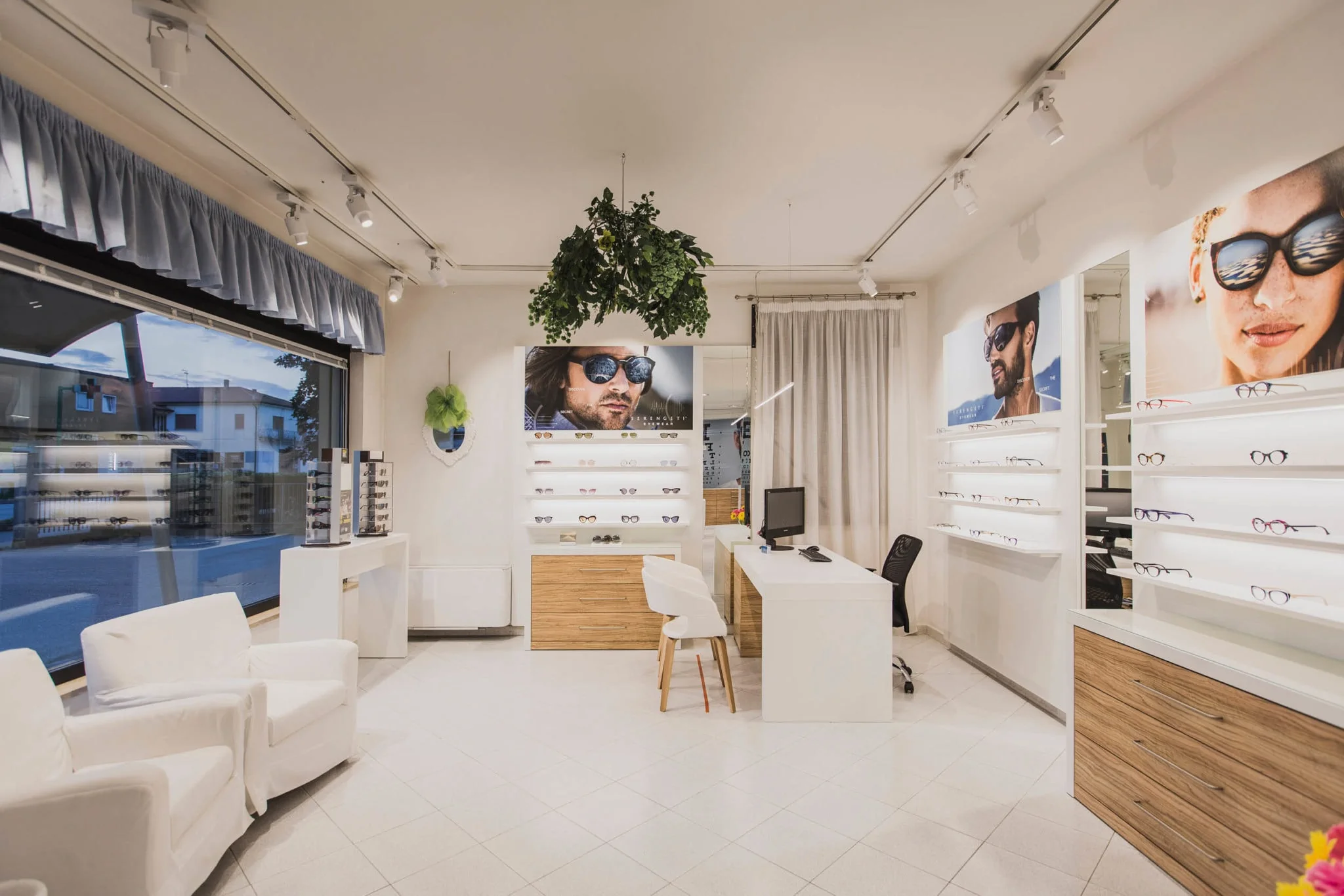 orizz_otticalab-4_illuminazione_showroom_ottica_occhiali_lampada_design_LED-2048×1366