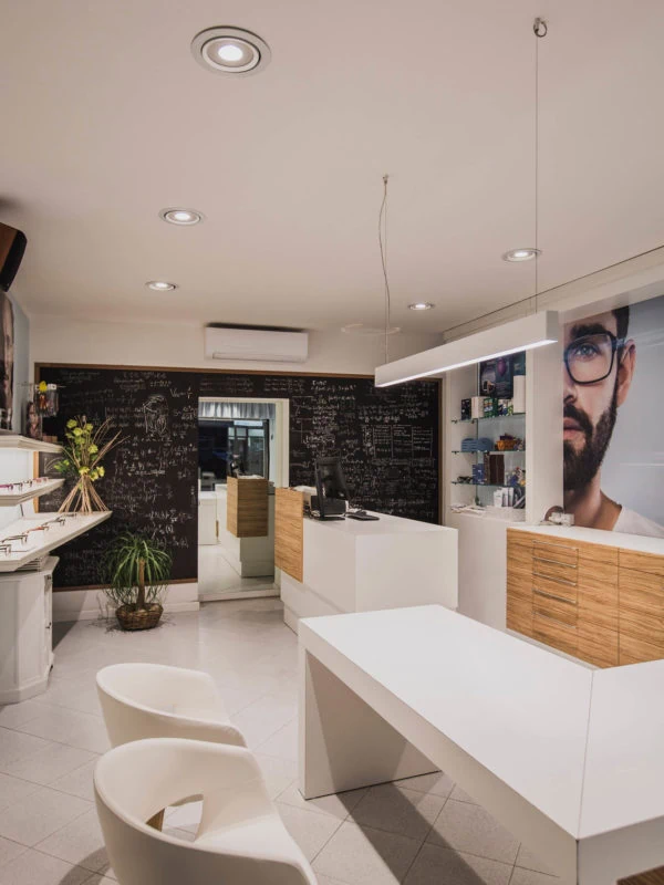 vert_MERCEDES_otticalab-4_illuminazione_showroom_ottica_occhiali_lampada_design_LED-600×800