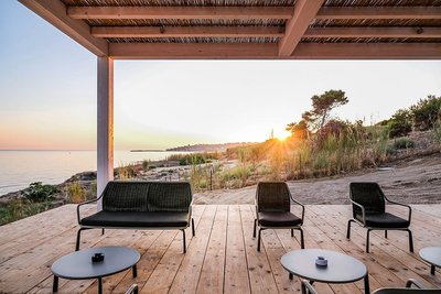 Arredo_terrazza_EMU-Outdoor-progetti-contract-CavagnaArredi-Provincia-Brescia